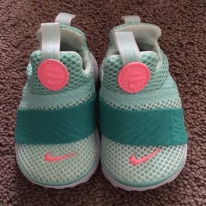 Used nike sneakers (toddler girl size 3)